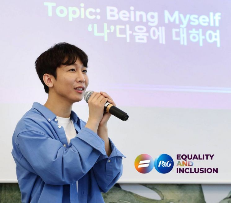Visually impaired YouTuber 'Wonshot Hansol' (real name Kim Hansol) participated in the 'WeSeeEqual Summit' held by Korea P&G last May, aimed at promoting diversity and inclusion. Photo by Korea P&G