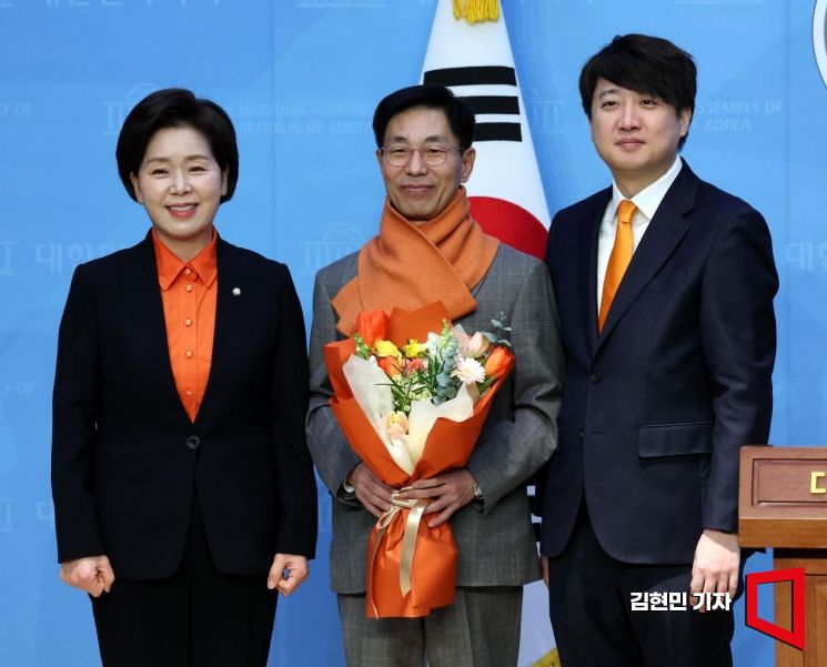 한국의희망 1호 영입인재인 이창한 전 반도체협회 부회장이 30일 국회 소통관에서 열린 한국의희망 입당 환영식에서 기념촬영을 하고 있다. 왼쪽부터 양향자 한국의희망 대표, 이 전 부회장, 이준석 개혁신당 대표. 사진=김현민 기자 kimhyun81@