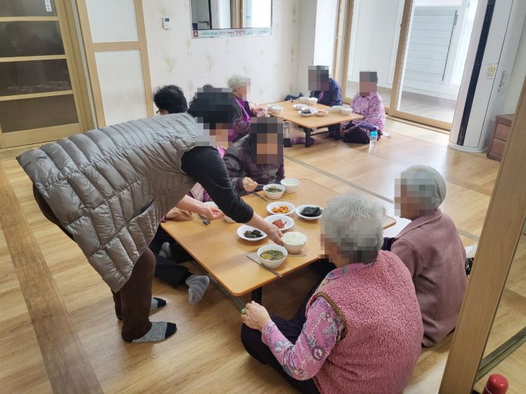 "불편한 좌식 식사 그만" 광산구, 경로당 식탁 지원