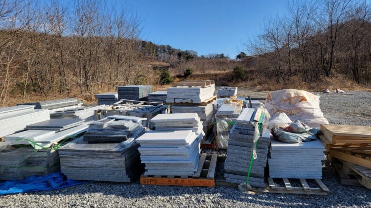 지난 24일 인천 중구 중산동 ‘영종하늘도시 A41BL한신더휴’ 아파트' 공사 현장에 콘크리트 벽돌, 대리석 등이 쌓여 있다. 사진=권현지 기자