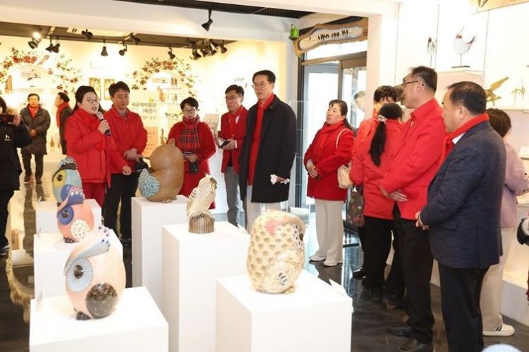 신안군 ‘부엉이 곳간’ 흑산도에서 새공예 작품 전시 개최