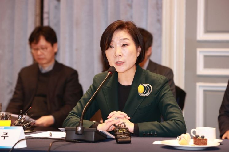 오영주 중소벤처기업부 장관이 31일 서울 영등포구 켄싱턴호텔에서 열린 '중소벤처 R&D 미래전략 라운드테이블'에서 모두발언을 하고 있다.
