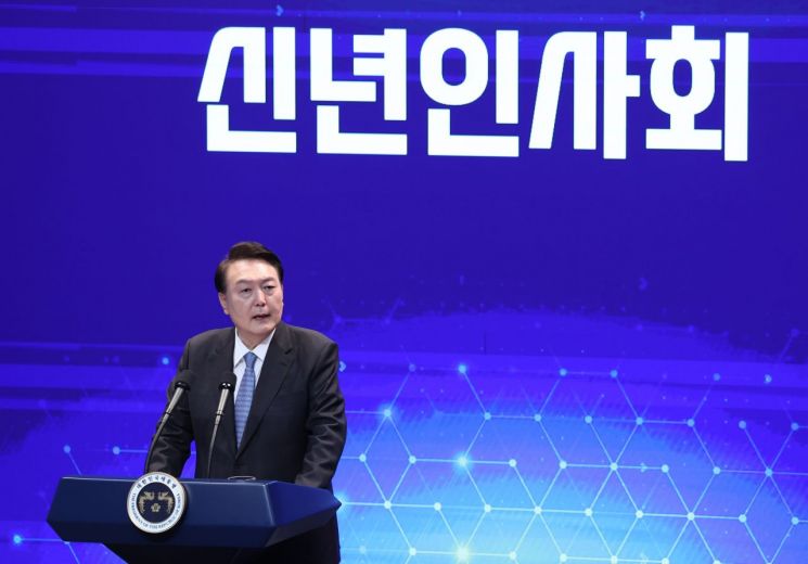 윤석열 대통령이 5일 서울 성북구 한국과학기술연구원(KIST)에서 열린 2024년 과학기술인·정보방송통신인 신년인사회에서 격려사를 하고 있다. [이미지출처=연합뉴스]