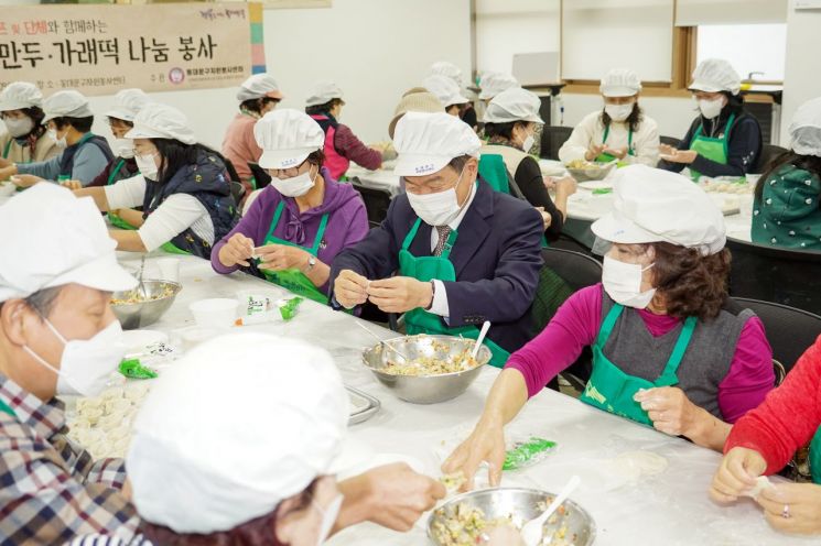 이필형 동대문구청장 설맞이 만두·가래떡 나눔 봉사
