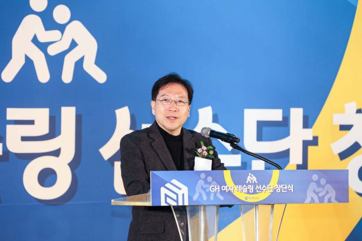 김세용 경기주택도시공사 사장이 31일 여자레슬링 선수단 창단식에 참석해 인삿말을 하고 있다.