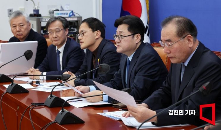 홍익표 더불어민주당 원내대표가 1일 국회에서 열린 정책조정회의에서 발언하고 있다. 사진=김현민 기자 kimhyun81@