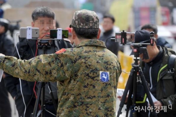 보수 성향 유튜버들이 촬영하고 있는 모습. [사진=아시아경제 문호남 기자]