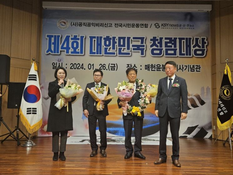 이혜영(맨 왼쪽) 법무법인 금정 대표 변호사가 수상소감을 말하고 있다.