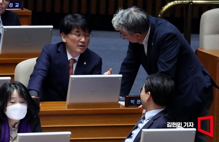 미래대연합 조응천, 이원욱 의원이 1일 국회에서 열린 제412회 국회(임시회) 제2차 본회의에서 박완주 무소속 의원과 대화하고 있다. 사진=김현민 기자 kimhyun81@