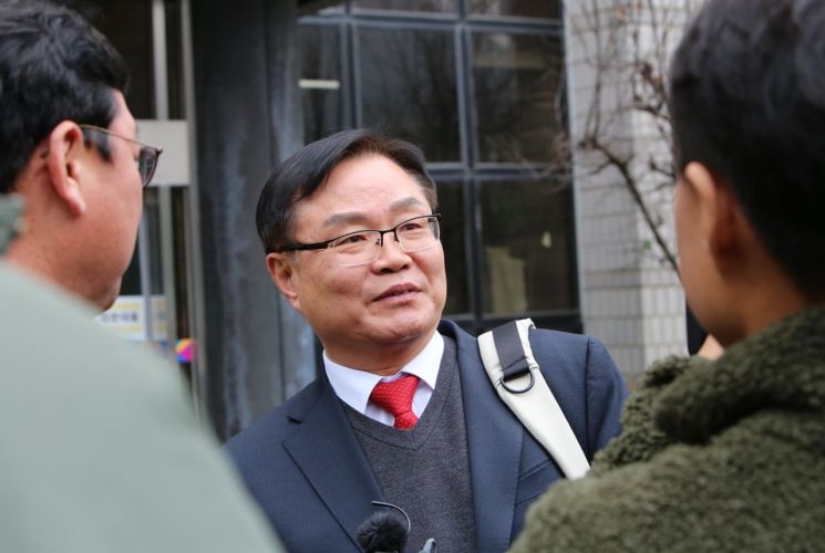 홍남표 경남 창원특례시장이 재판 후 취재진에게 둘러싸여 있다. [사진=이세령 기자]