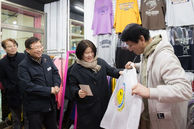 김경호 광진구청장(왼쪽 두번째)가 의류 매장을 찾아 상인과 인사를 나누고 있다.