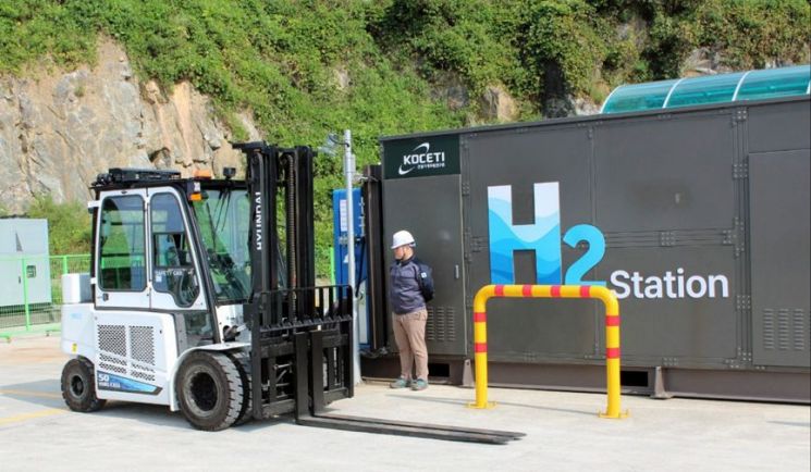 The country's first hydrogen charging station dedicated to construction machinery and industrial machinery has been established at the Comprehensive Testing Center of the Construction Machinery Parts Research Institute in Gunsan, Jeonbuk. The photo shows the charging of construction machinery at the hydrogen charging station. 2023.9.6 [Image source=Yonhap News]