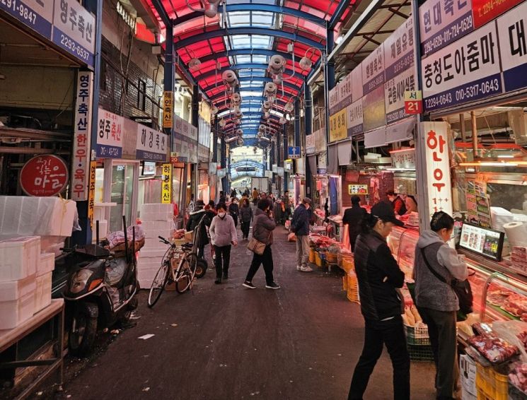 지난 1일 서울 성동구 마장동에 위치한 마장축산물시장에서 인근 주민들이 장을 보고 있다. (사진=최영찬 기자)