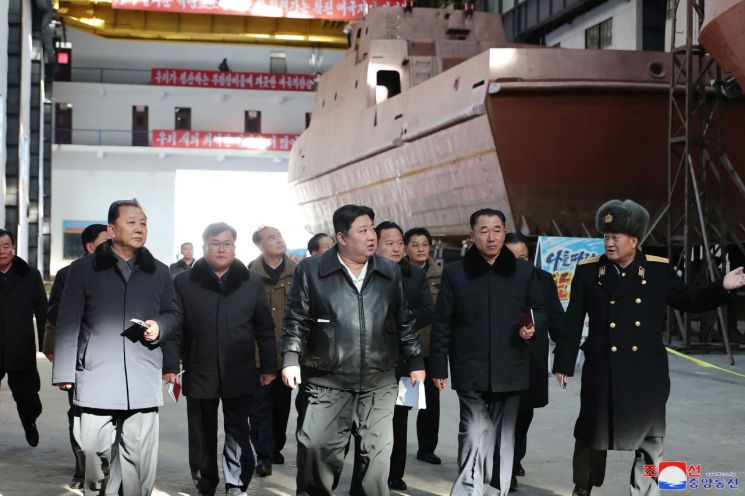 김정은 북한 국무위원장이 남포조선소를 방문해 군함 건조 실태를 살펴봤다고 조선중앙통신이 2일 보도했다. [이미지출처=연합뉴스]