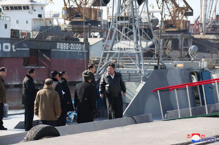 김정은 북한 국무위원장이 남포조선소를 방문해 군함 건조 실태를 살펴봤다고 조선중앙통신이 2일 보도했다. [이미지출처=연합뉴스]
