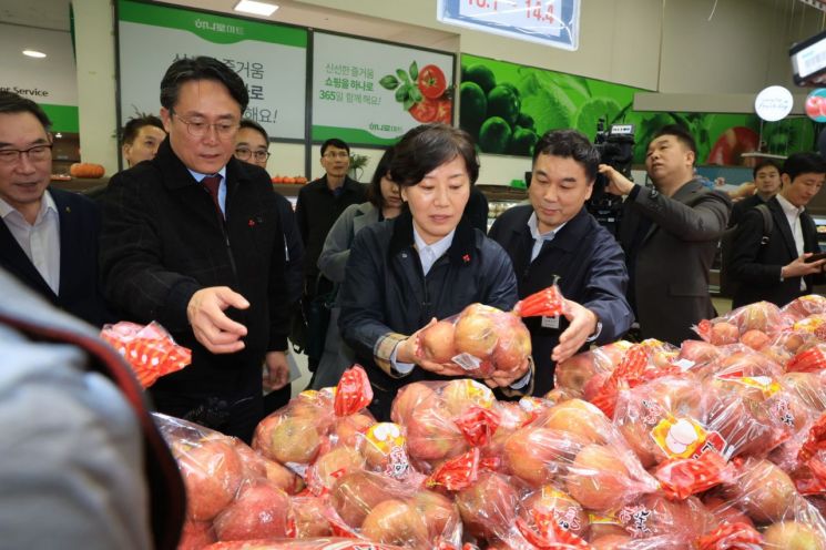 송미령 농림축산식품부 장관(가운데)이 1월 31일 양재 하나로마트를 방문해 사과, 배 수급 상황과 소비자가격 및 할인지원 상황을 점검하고 있다. [사진= 농식품부]