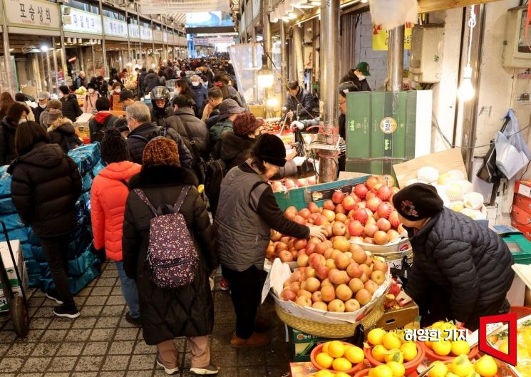 '뛰는 코스피' 함께 누리고 싶어도…투자할 돈 없는 '적자 살림' 가구