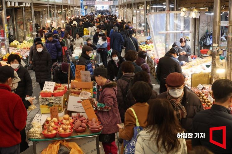 설 연휴를 1주일 앞둔 2일 서울 청량리 청과물시장에 제수용품을 사러 나온 시민들로 붐비고 있다.  사진=허영한 기자 younghan@