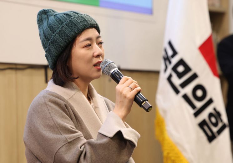 피습 8일 만에 공개 활동을 재개한 국민의힘 배현진 의원이 2일 오후 서울 송파구 송파책박물관에서 열린 '2024 설날맞이 희망콘서트'에서 인사말하고 있다.[사진출처=연합뉴스]