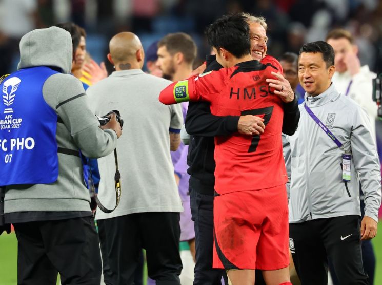위르겐 클린스만 축구 대표팀 감독이 3일(한국시간) 카타르 알와크라의 알자눕 스타디움에서 열린 2023 아시아축구연맹(AFC) 카타르 아시안컵 4강 호주와의 경기에서 2대1 역전승을 거둔 뒤 주장 손흥민과 포옹하고 있다.  [사진 제공= 연합뉴스]