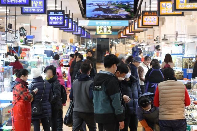 설날을 열흘 남짓 앞둔 31일 오전 시민들이 서울 동작구 노량진수산시장에서 수산물을 둘러보고 있다. [사진출처=연합뉴스]