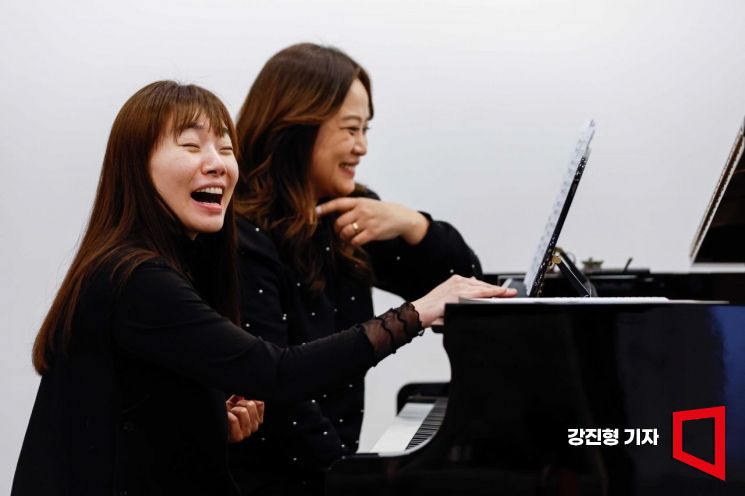 예술의 전당에서 공연을 앞두고 있는 피아니스트 김예지(국민의힘 의원)이 4일 서울 서초구 아이팍 아트홀에서 소프라노 조선형과 연습을 마친 뒤 대화하고 있다. 사진=강진형 기자aymsdream@