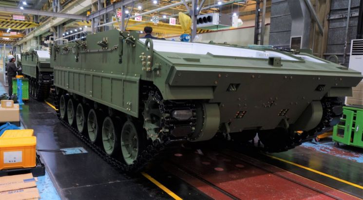 우리 군이 전력화된 보병전투장갑차(IFV) K-21을 창정비하고 있다. (사진제공=한화에어로스페이스)