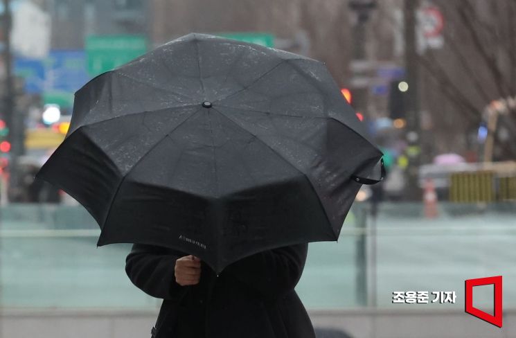 [내일날씨]전국 대부분 비… 강원 산지엔 때늦은 눈소식