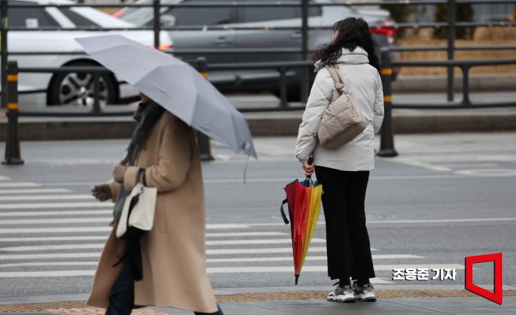 서울에 약한비가 내리고 있는 5일 서울 종로구 광화문 네거리에는 우산을 쓴 직장인들이 출근길을 서두르고 있다. 사진=조용준 기자 jun21@