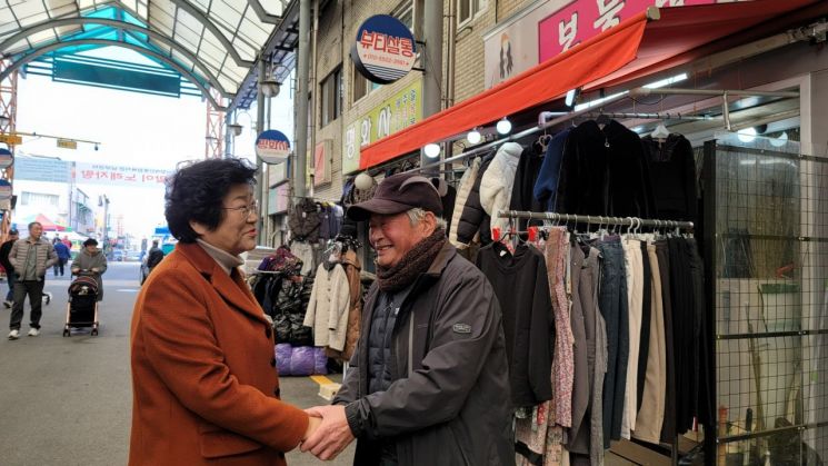 김경희 이천시장이 장호원전통시장에서 상인들과 악수하며 대화를 나누고 있다. [사진제공=이천시]