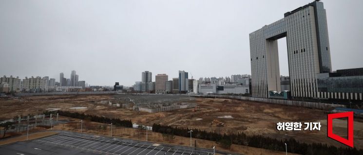 서울시는 5일 용산에 100층 랜드마크 국제업무지구를 건설하는 '용산국제업무지구 개발계획(안)'을 발표했다. 국제업무지구 예정지인 용산 정비창 터 전경. 사진=허영한 기자 younghan@