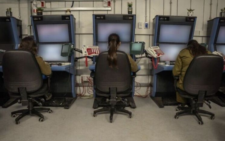 국경초소 내 감시카메라 모니터링 임무를 수행 중인 이스라엘 여군들의 모습.[이미지출처=이스라엘 방위군(IDF)]