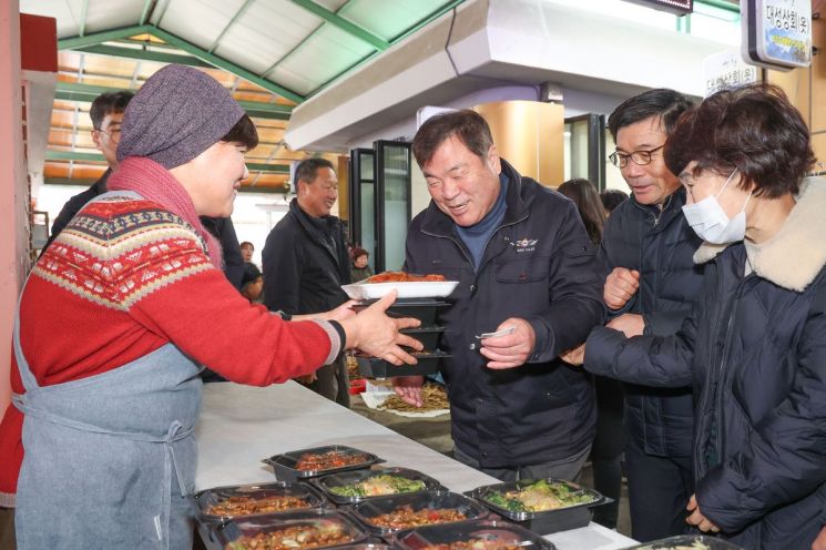 이승화 군수가 덕산시장 장보기 행사 동참 하고 있다.