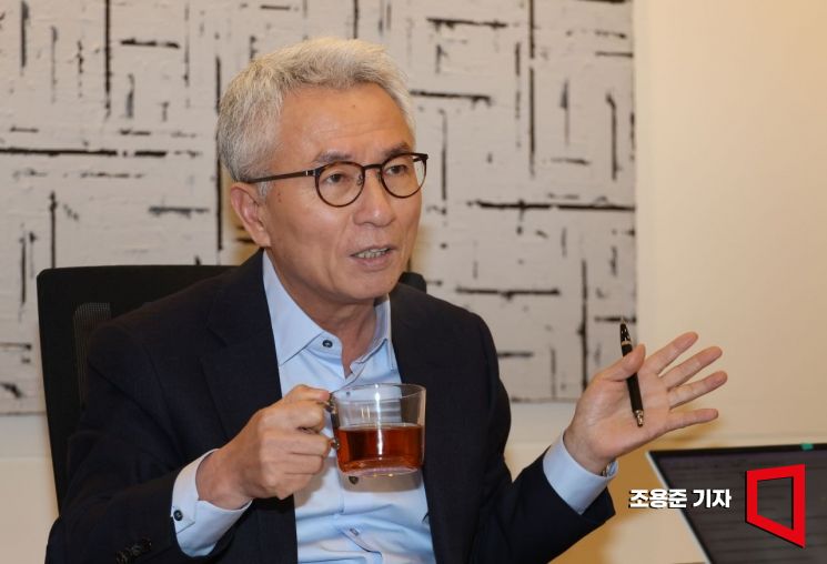 "극장은 관객에게 '다른 세상 온 듯한' 경험 주는 곳"