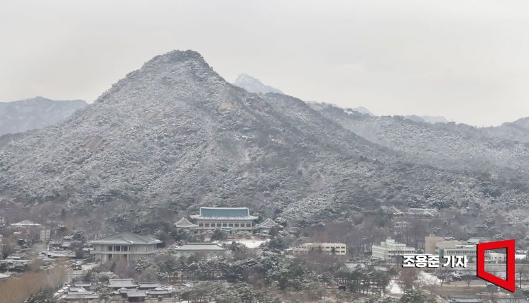 서울 종로구 북악산에서 바라본 청와대의 모습.