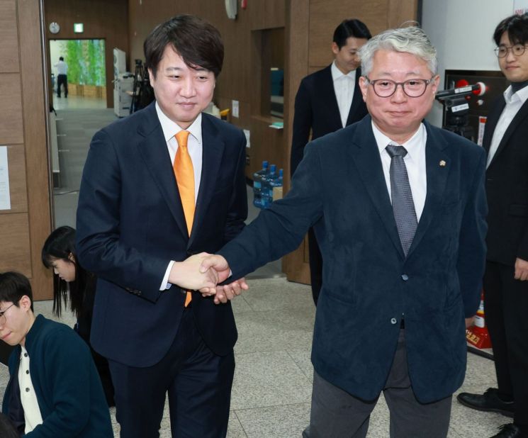 우연한 만남
    (서울=연합뉴스) 한종찬 기자 = 개혁신당 이준석 대표가 6일 오전 국회 소통관에서 무소속  조응천 의원과 악수하고 있다. 2024.2.6
    saba@yna.co.kr
(끝)


＜저작권자(c) 연합뉴스, 무단 전재-재배포, AI 학습 및 활용 금지＞
