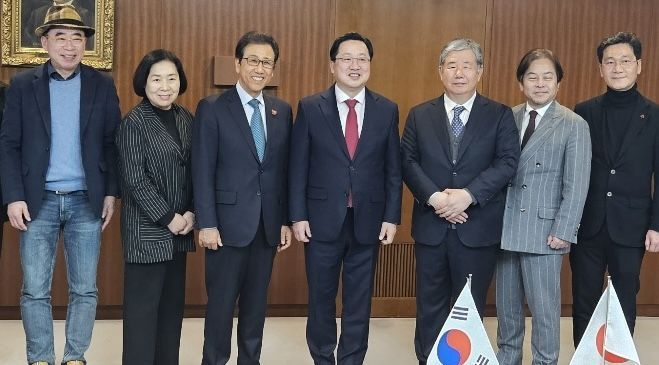 이장우 대전시장과 경제사절단이 2일 아키모토 가츠히로 삿포로시장 접견을 마친 후 기념촬영을 하고 있다. (왼쪽부터) 조웅래 맥키스컴퍼니 회장, 신신자 장충동왕족발 대표, 아키모토 가츠히로 삿포로시장, 이장우 대전시장, 정태희 대전상공회의소 회장, 황인규 CNCITY에너지 대표이사, 이승찬 계룡건설 회장. 대전시 제공