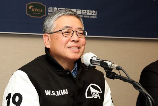 김원섭 KPGA 회장이 취임 간담회에서 취재진의 질문에 답을 하고 있다.