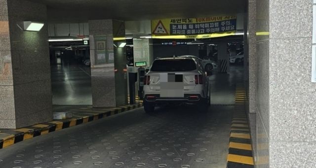 이 때문에 아파트 주차장은 항상 '만차' 상태였다고 한다. 상가에 배정된 주차 대수는 46대였으나 이를 아득히 넘어선 차량이 들어왔다. 이 같은 포화 상태가 지속되자 정작 아파트 입주민들이 차를 댈 곳이 없어지는 등 피해를 입었다. [사진출처=온라인 커뮤니티]
