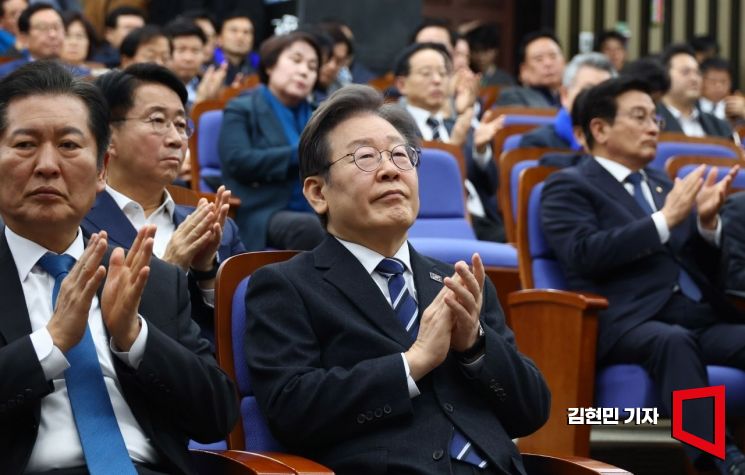 이재명 더불어민주당 대표가 6일 국회에서 열린 의원총회에서 박수치고 있다. 사진=김현민 기자 kimhyun81@