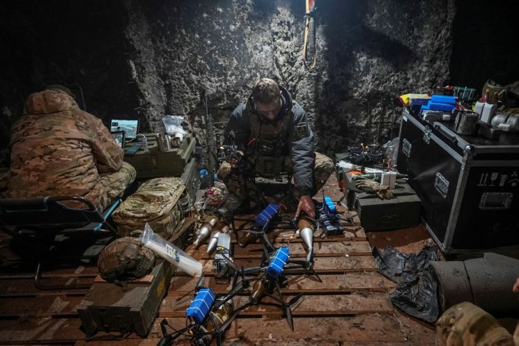 우크라이나의 아킬레스 부대원이 FPV 드론에 폭발물을 부착하고 있다. [사진=로이터/연합뉴스]