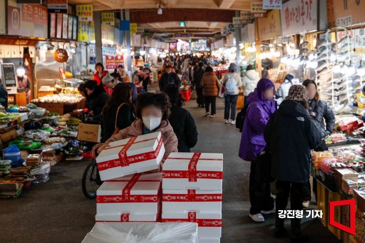 서울 종로구 광장시장에서 한 상인이 선물용 상자를 옮기고 있다. 강진형 기자