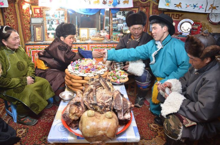    縣(Tsagaan Sar) ϱ   . ڴ踦  տ ָ   ִ.[̹ó=Discover Mongolia Travel]