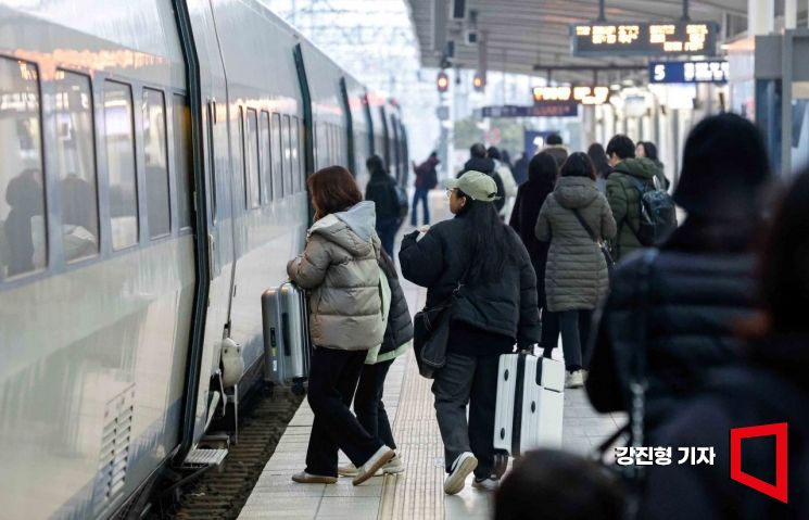 설 연휴를 하루 앞둔 지난 2월 8일 서울역에서 귀성객들이 열차에 탑승하고 있다. / 사진=강진형 기자aymsdream@