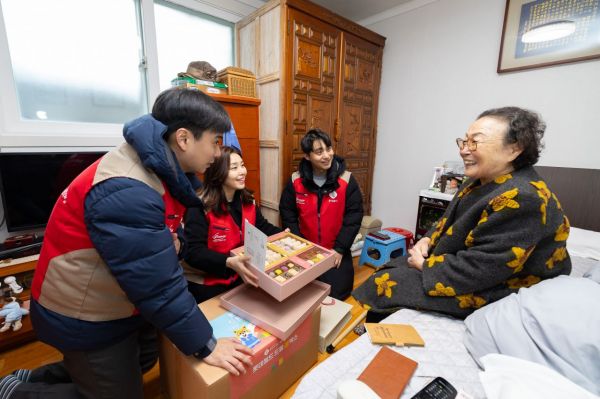 롯데월드 임직원으로 구성된 '샤롯데 봉사단'이 서울 송파구 홀몸 어르신에게 '드림온溫박스'를 전달하고 있다.[사진제공=롯데월드]