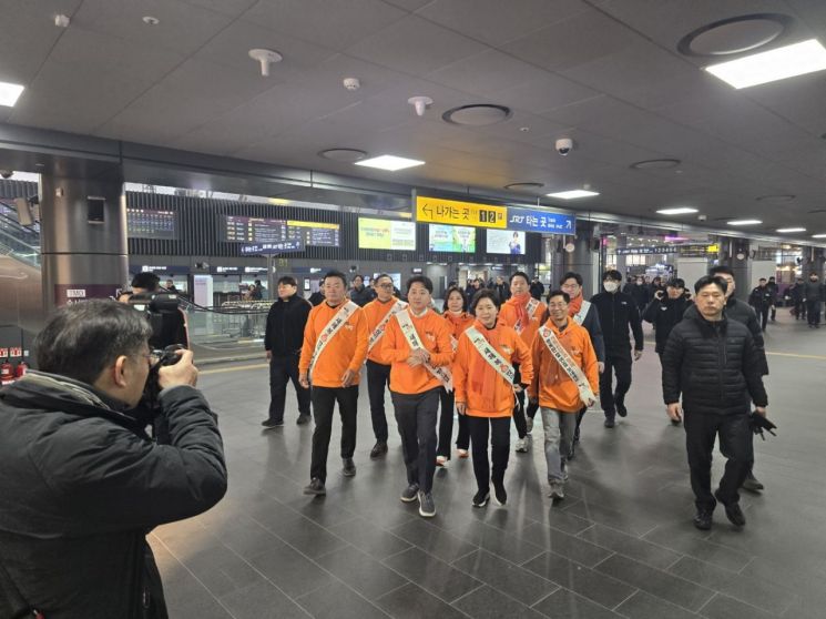 이준석 개혁신당 대표와 양향자 원내대표를 비롯한 당직자들이 8일 귀성객 배웅을 위해 서울 강남구 수서역에 들어서고 있다.