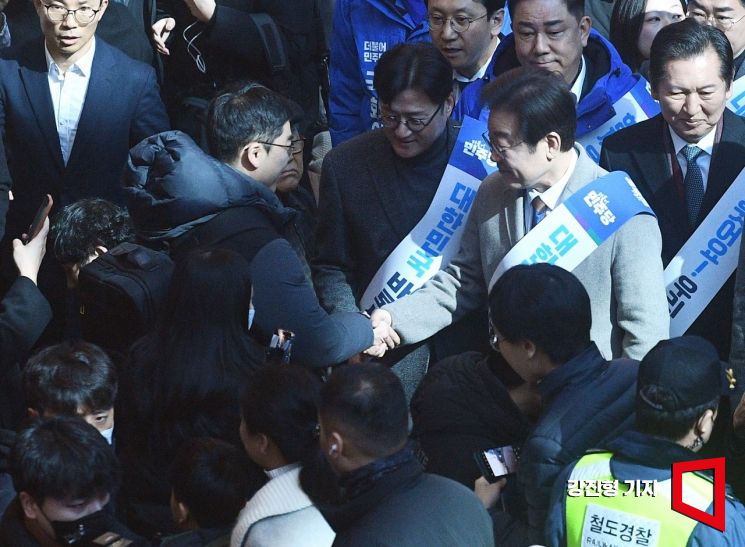 이재명 더불어민주당 대표가 8일 서울 용산역을 방문해 귀성객에게 인사하고 있다. 사진=강진형 기자aymsdream@