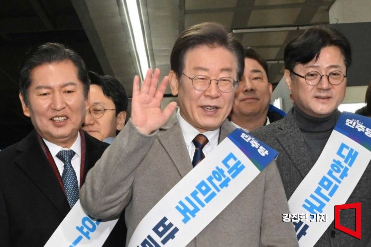 이재명 더불어민주당 대표가 8일 서울 용산역을 방문해 귀성객들에게 인사하고 있다. 사진=강진형 기자aymsdream@