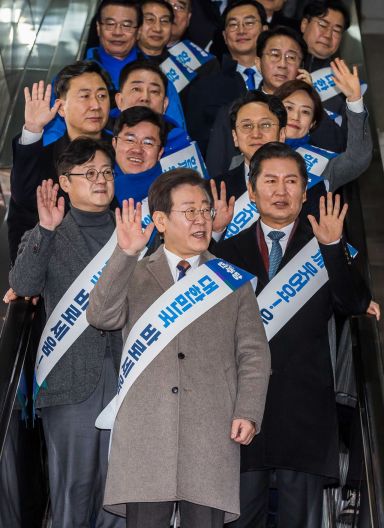 이재명 더불어민주당 대표가 8일 서울 용산역을 방문해 귀성객에게 인사하고 있다. 사진=강진형 기자aymsdream@