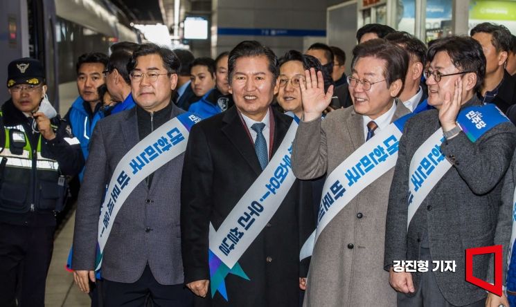 이재명 더불어민주당 대표가 8일 서울 용산역을 방문해 귀성객에게 인사하고 있다. 사진=강진형 기자aymsdream@